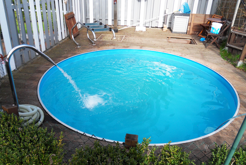 sauberer-pool-nach-Winter-klares-Wasser